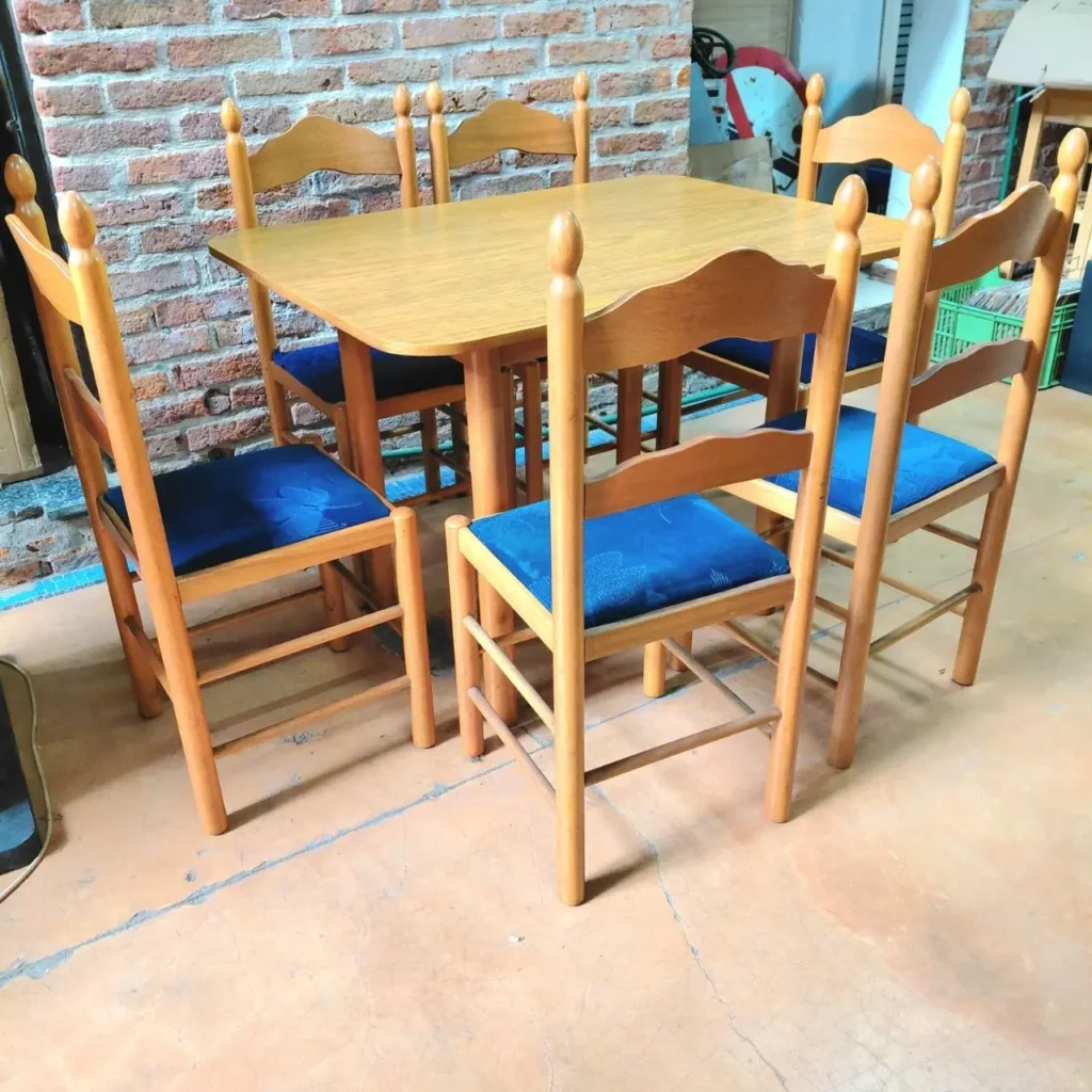 Juego de comedor de madera con 6 sillas de asientos azules. by Remates Narvaja