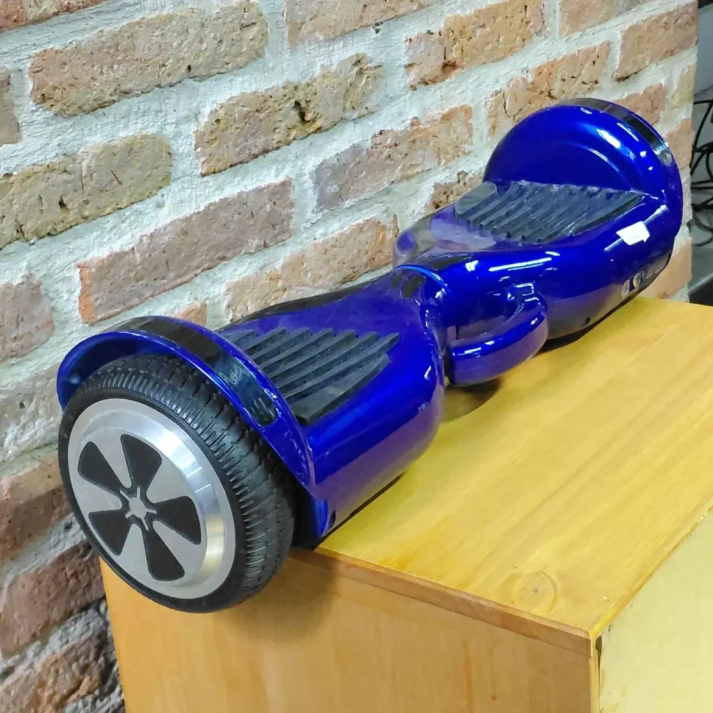 Hoverboard azul brillante sobre superficie de madera. by Remates Narvaja