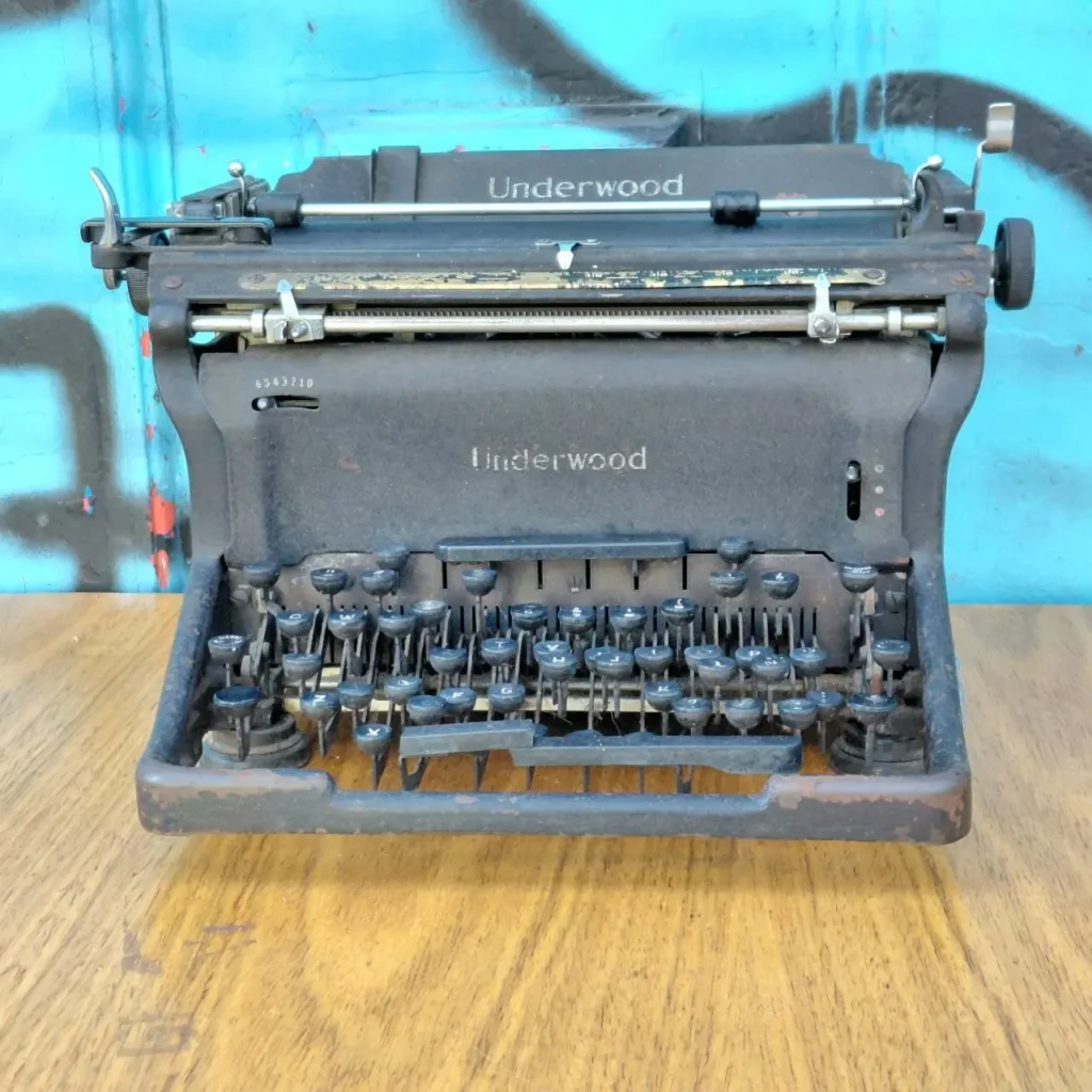 Máquina de escribir Underwood vintage sobre mesa de madera. by Remates Narvaja