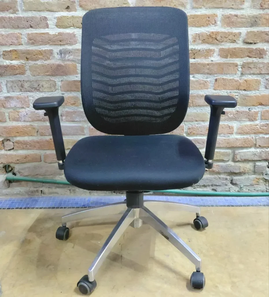 Silla de oficina negra con respaldo de malla, base metálica y ruedas. by Remates Narvaja