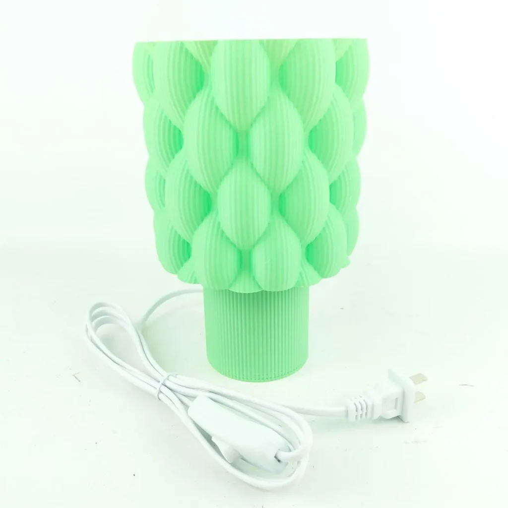 Lámpara de mesa verde menta con diseño texturizado y cable. by Remates Narvaja