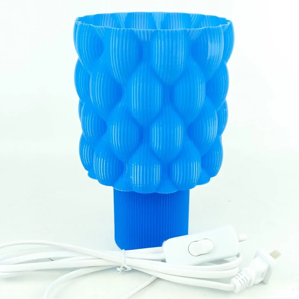 Lámpara de mesa azul con textura de escamas y cable eléctrico. by Remates Narvaja