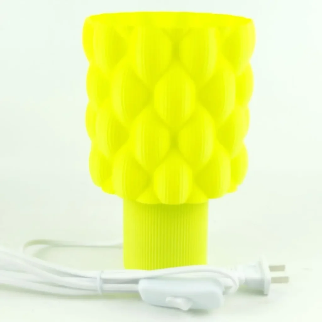 Lámpara de mesa amarillo neón con textura de piña. by Remates Narvaja