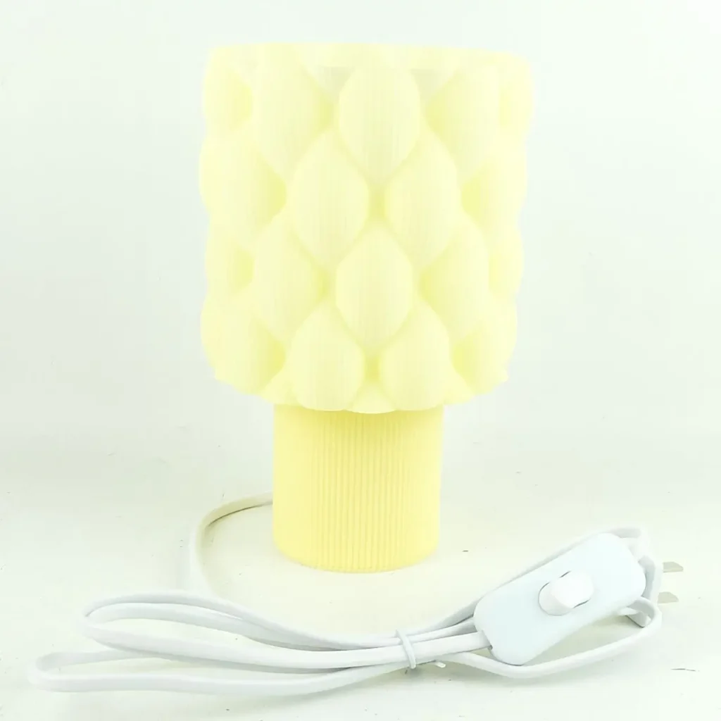 Lámpara de mesa amarilla pastel con pantalla texturizada y base acanalada. by Remates Narvaja