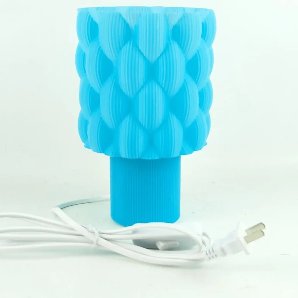 Lámpara de mesa azul impresa en 3D con patrón de escamas. by Remates Narvaja
