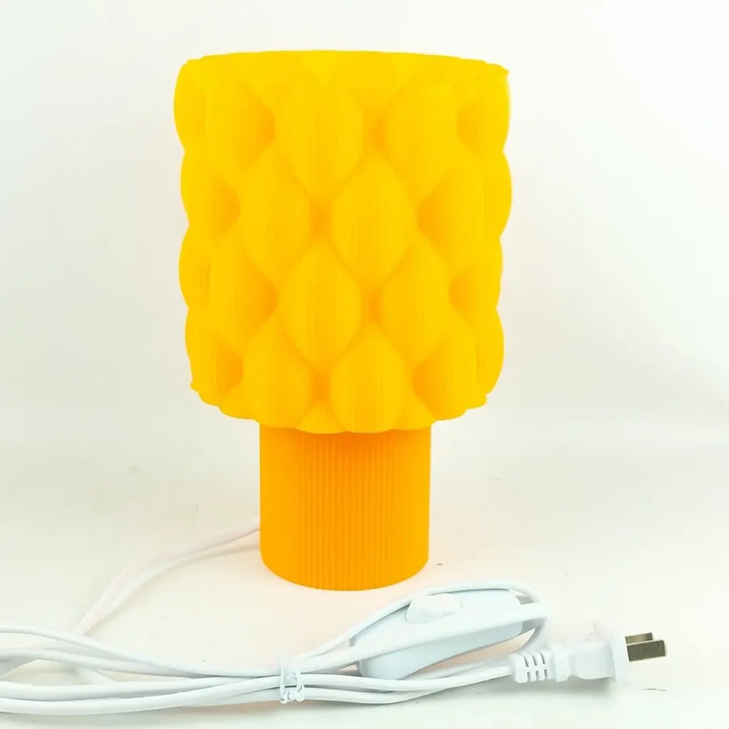 Lámpara de mesa amarilla vibrante con pantalla de patrón texturizado. by Remates Narvaja