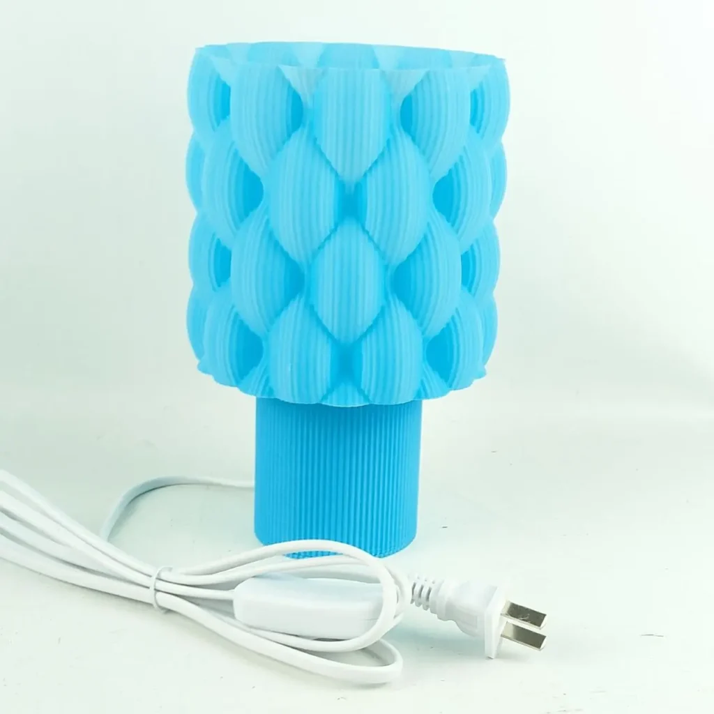Lámpara de mesa azul con diseño texturizado 3D. by Remates Narvaja