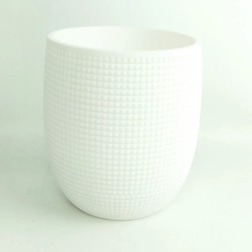 Maceta blanca de cerámica con textura de cuadros en relieve. by Remates Narvaja