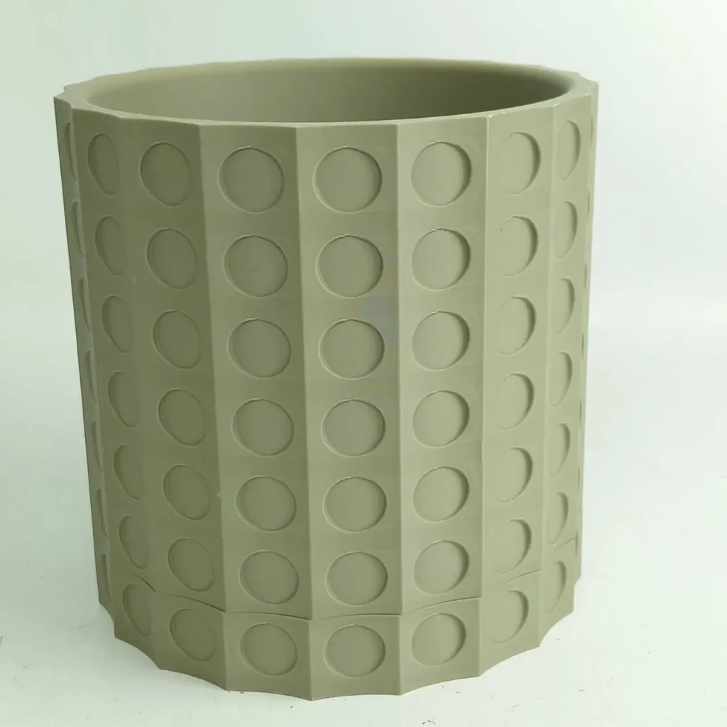 Maceta decorativa verde claro facetada con diseño de círculos en relieve. by Remates Narvaja