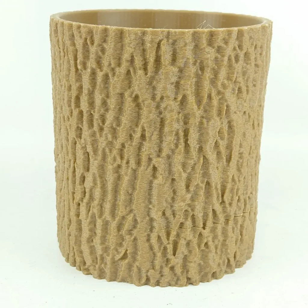 Maceta cilíndrica beige con textura de corteza de árbol. by Remates Narvaja