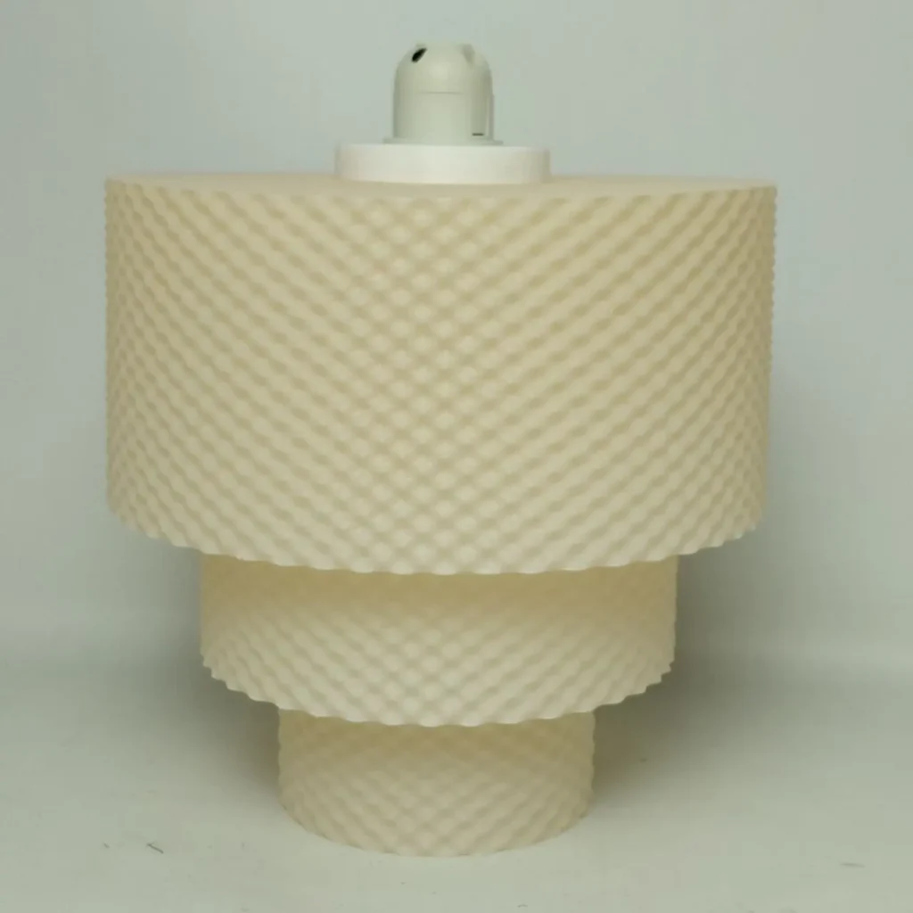 Pantalla de lámpara crema escalonada con textura de rejilla. by Remates Narvaja