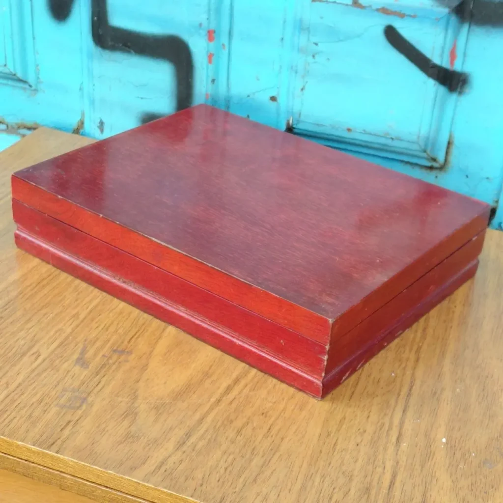 Caja de madera rectangular color caoba sobre una mesa. by Remates Narvaja