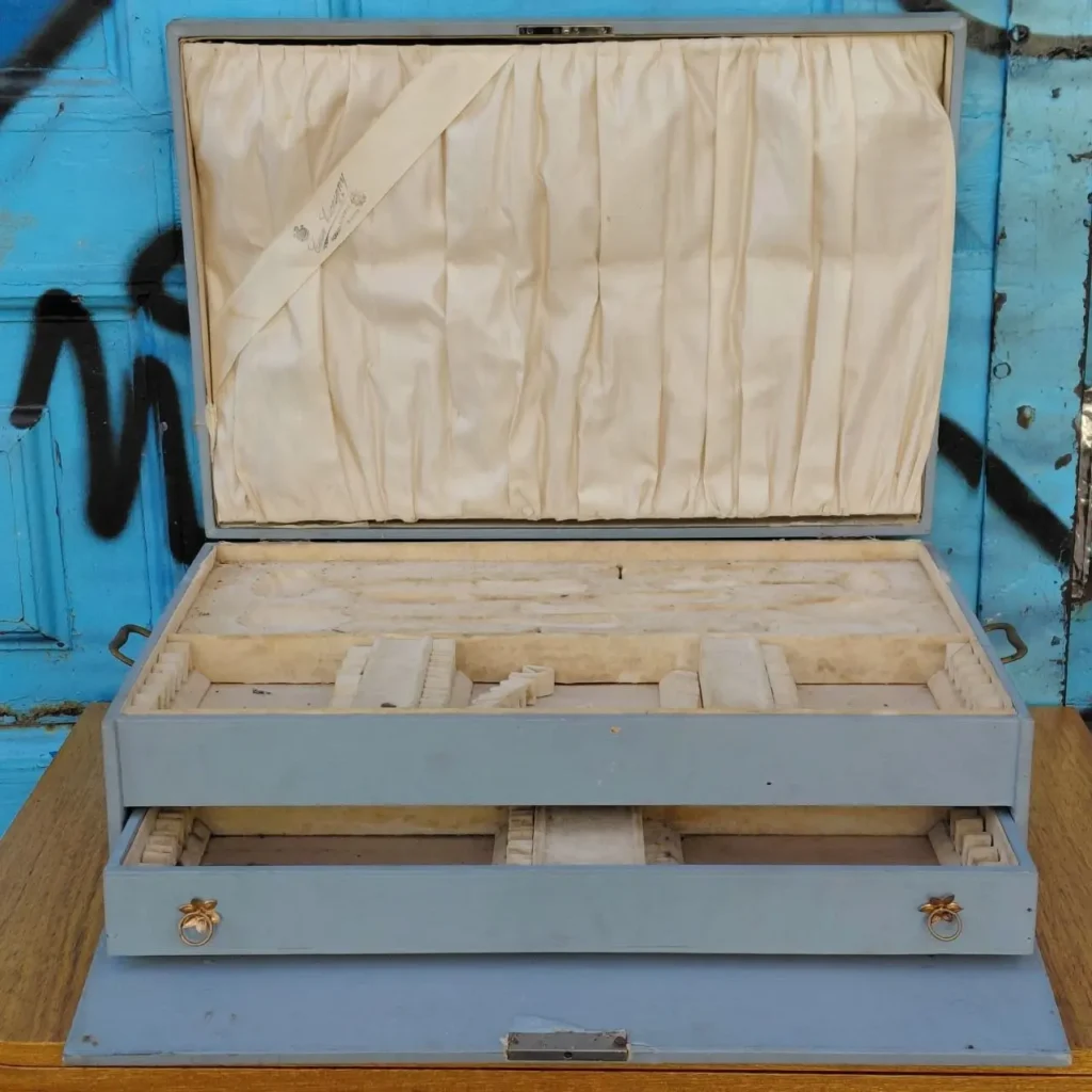Caja de almacenamiento vintage azul abierta con compartimentos y cajones. by Remates Narvaja