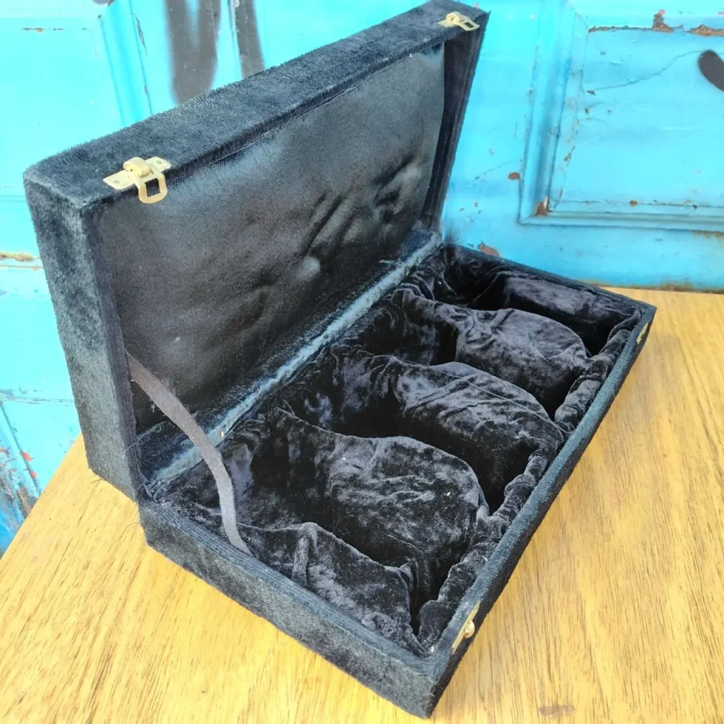 Caja de terciopelo negro abierta con compartimentos. by Remates Narvaja