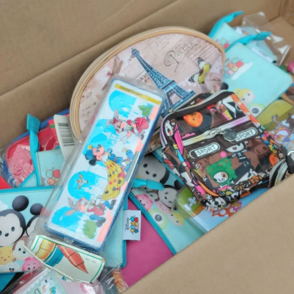 Caja con surtido de bolsas, estuches y monederos de Disney Tsum Tsum, París y personajes animados. by Remates Narvaja