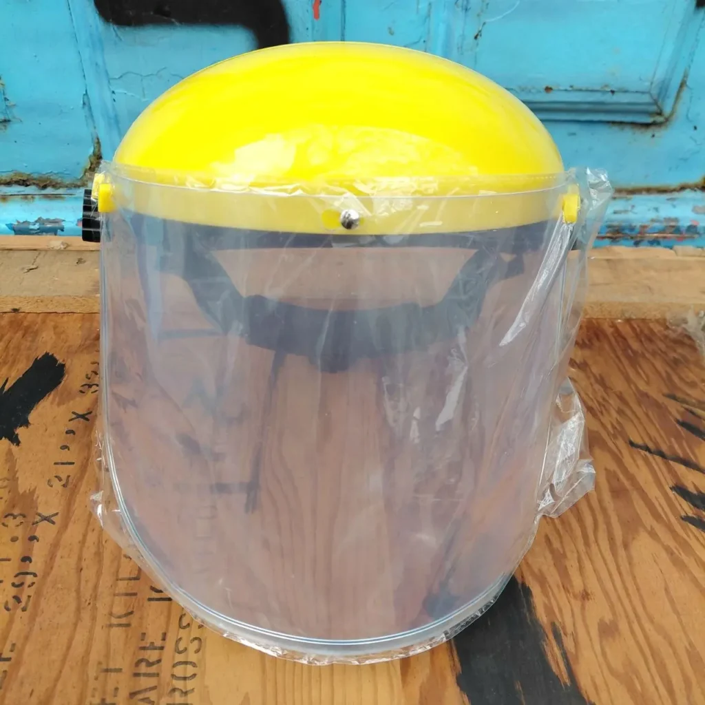 Careta de protección con visera transparente y parte superior amarilla. by Remates Narvaja
