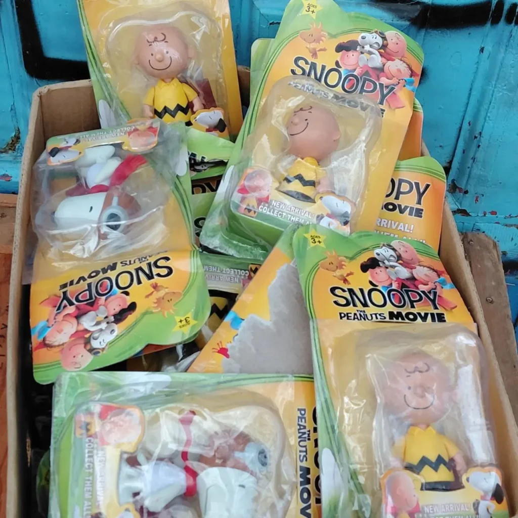 Caja llena de juguetes de la película Snoopy y Charlie Brown, aún en su empaque original. by Remates Narvaja