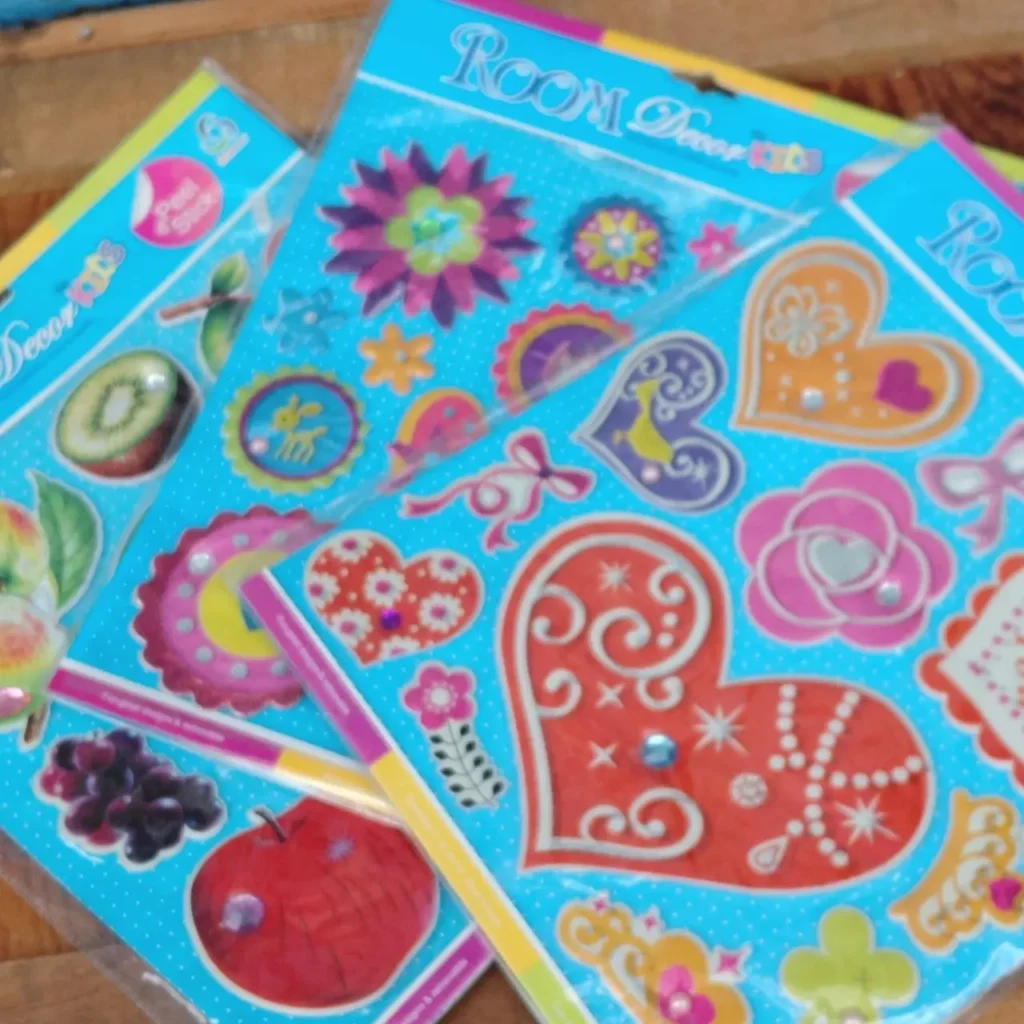 Stickers decorativos infantiles de corazones, flores y frutas. by Remates Narvaja