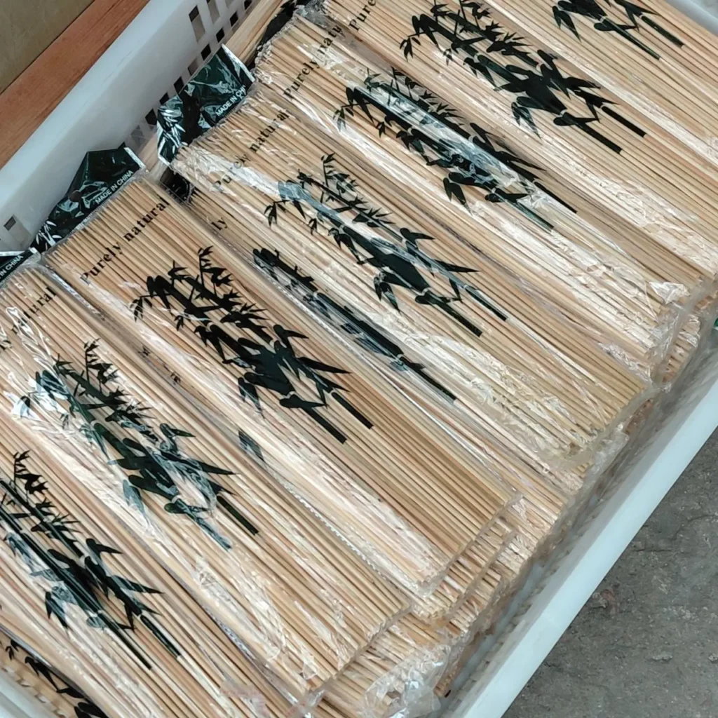 Palillos de bambú naturales empaquetados con diseño de bambú. by Remates Narvaja