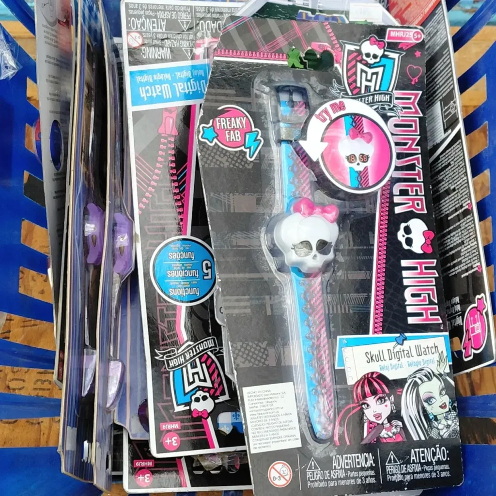 Monster High reloj digital con calavera y lazo rosa en su empaque. by Remates Narvaja