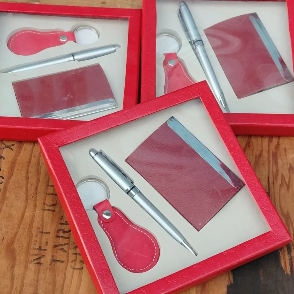 Set de regalo rojo con bolígrafo, llavero y tarjetero. by Remates Narvaja