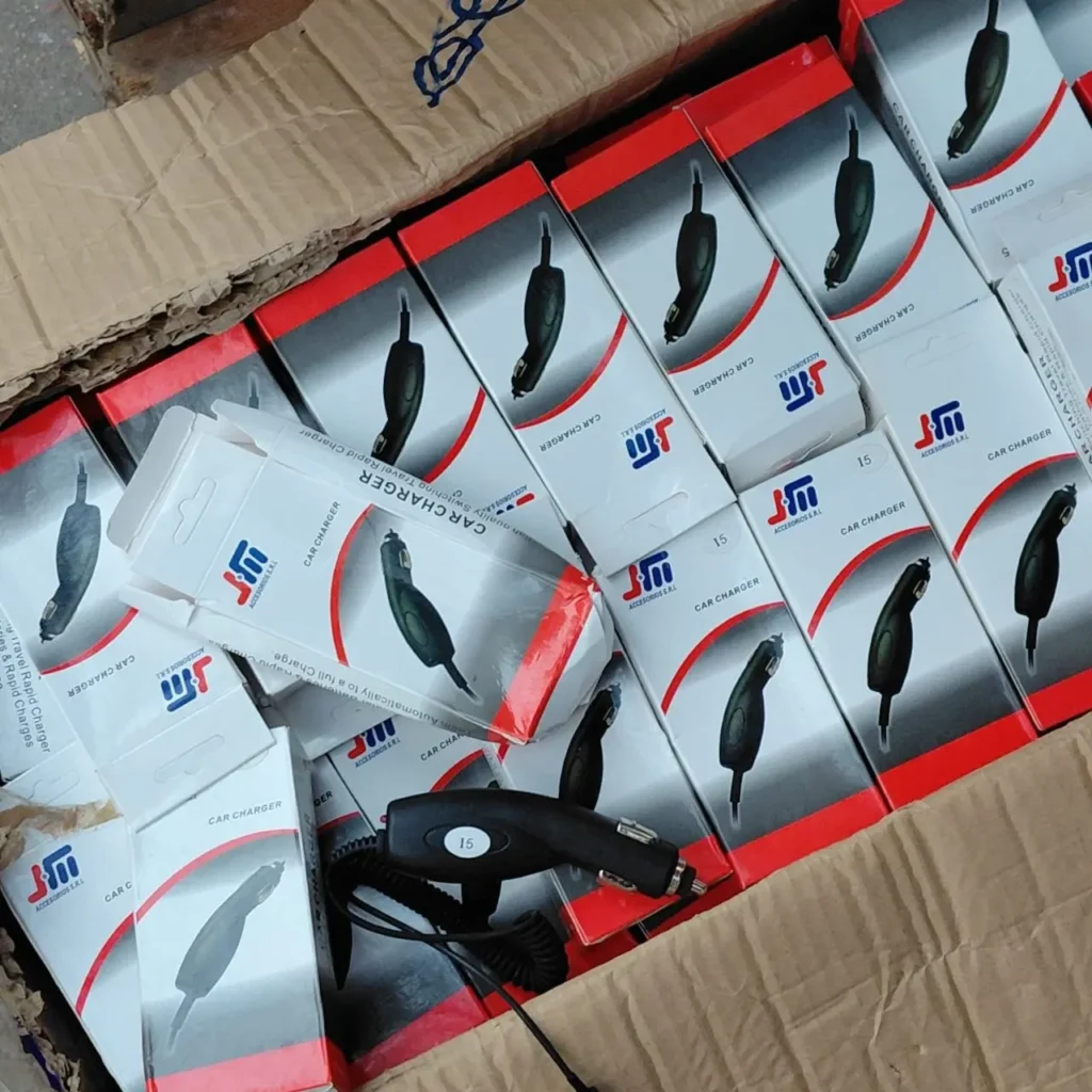 Lote de cargadores rápidos de coche JM en cajas. by Remates Narvaja