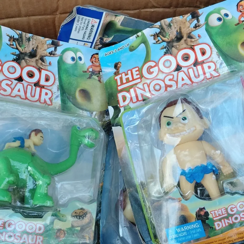 Juguetes de Disney Pixar "El Buen Dinosaurio" incluyendo figuras de Arlo y Spot en su empaque. by Remates Narvaja