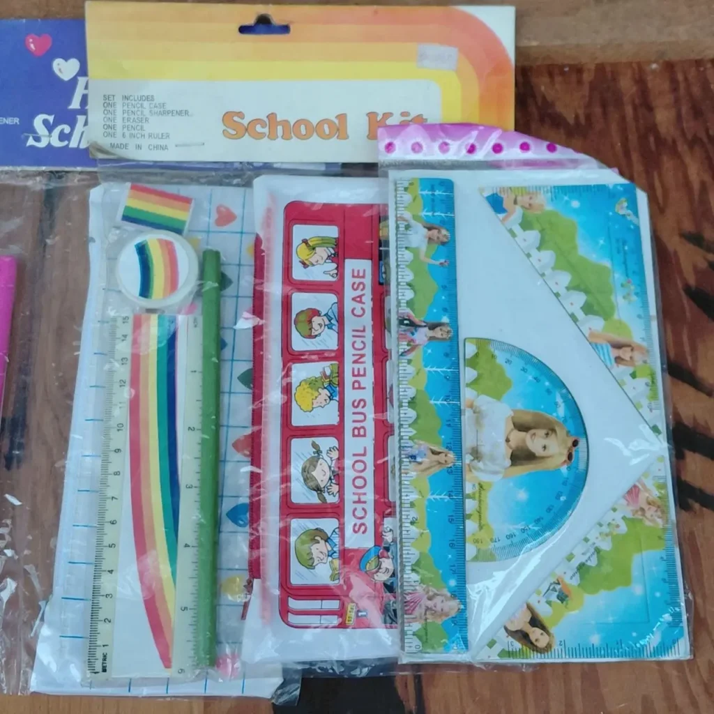 Kit de útiles escolares nuevos en empaque, con estuche de autobús, reglas de Barbie y papelería arcoíris. by Remates Narvaja
