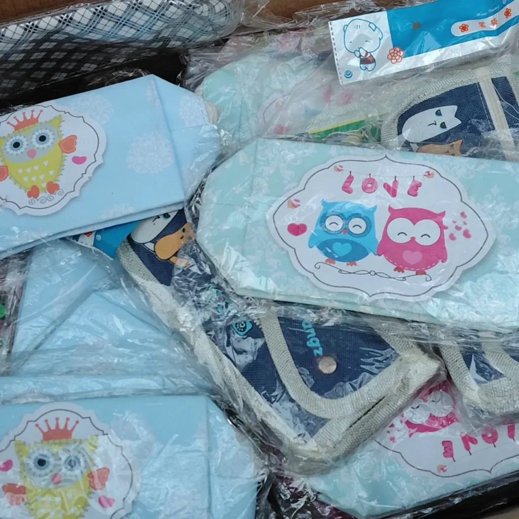 Pila de estuches azules con diseños de búhos, incluyendo búhos de amor y búhos con corona, empaquetados. by Remates Narvaja