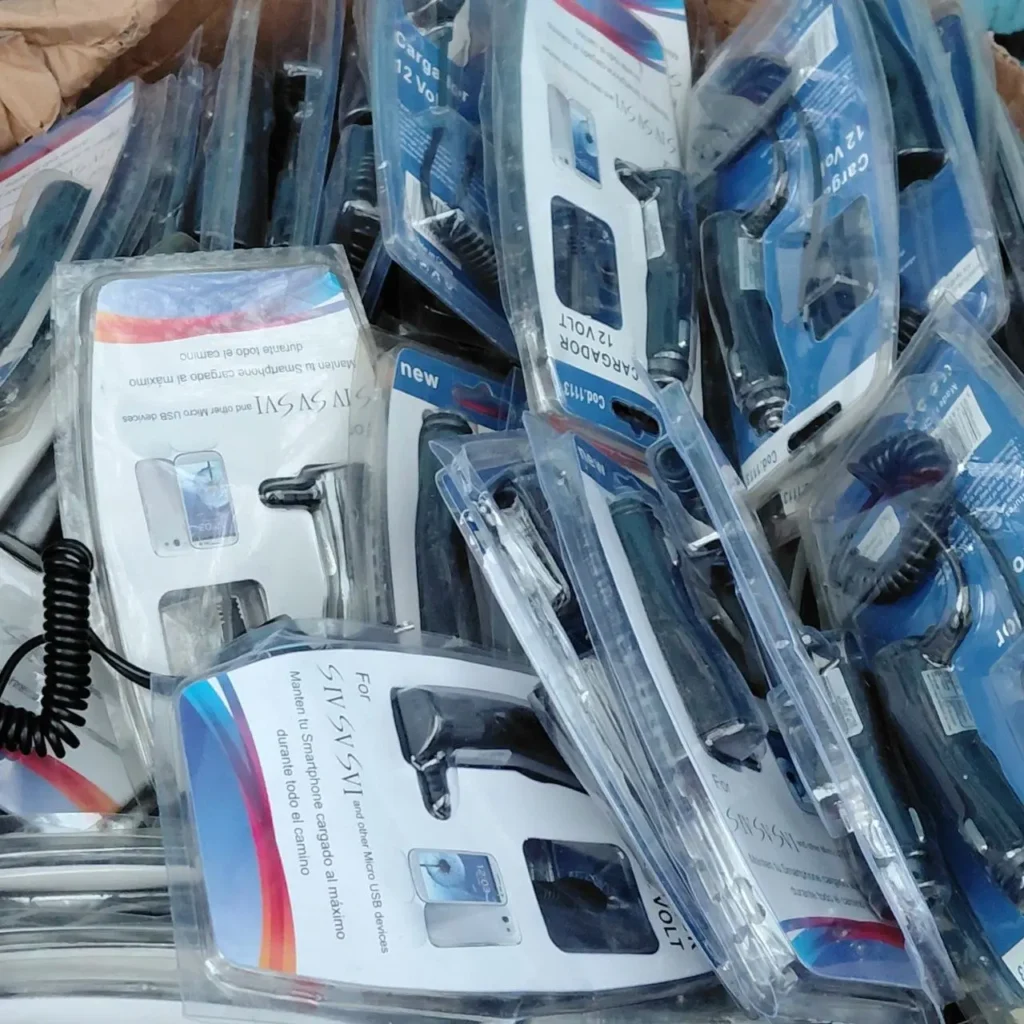 Pila de cargadores de coche de 12V para smartphones, nuevos y empaquetados. by Remates Narvaja