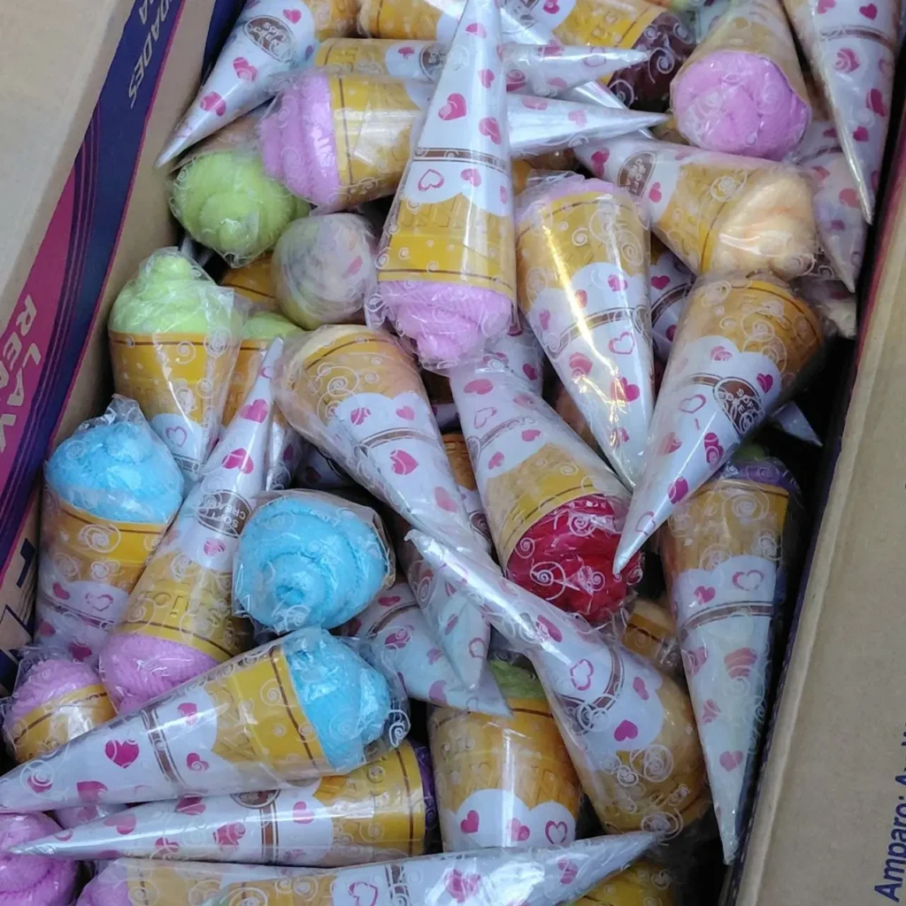 Caja llena de conos de helado de juguete o toallas enrolladas, de colores pastel como rosa, azul y verde, envueltos individualmente con by Remates Narvaja