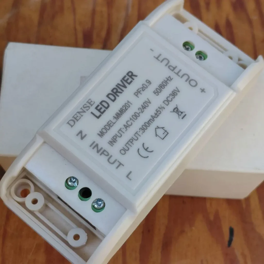 Controlador LED DENSE MM6201 blanco con entrada AC100-240V y salida DC36V 3 by Remates Narvaja