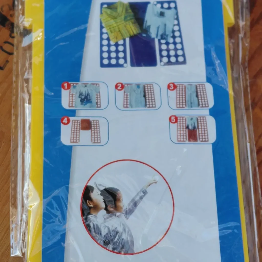 Instrucciones paso a paso para doblar ropa con una tabla plegadora, mostrando camisetas y pantalones. by Remates Narvaja