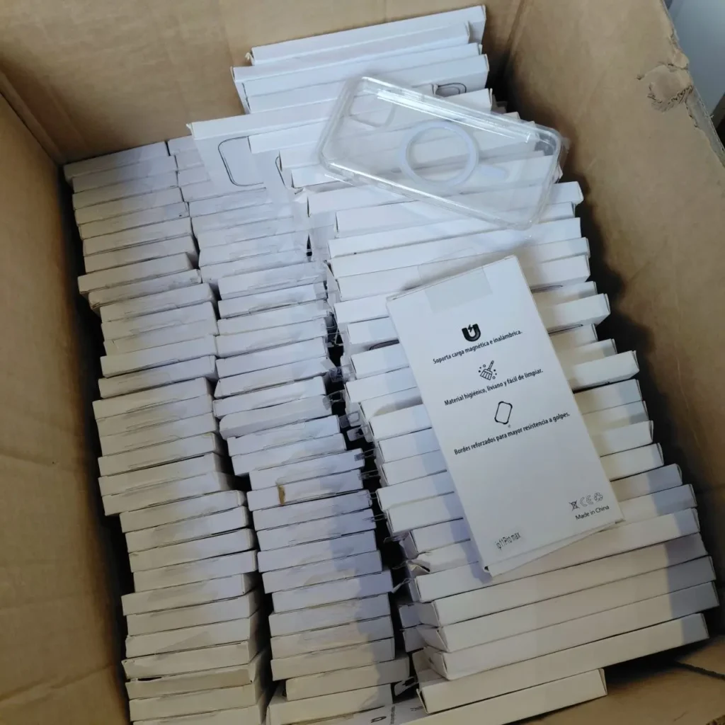Caja de cartón con fundas transparentes para teléfono al por mayor, compatibles con MagSafe y carga inalámbrica. by Remates Narvaja