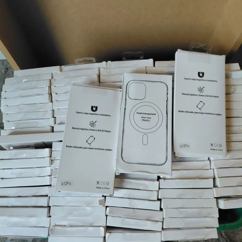 Pila de cajas blancas con fundas transparentes magnéticas para iPhone 12 Pro. by Remates Narvaja