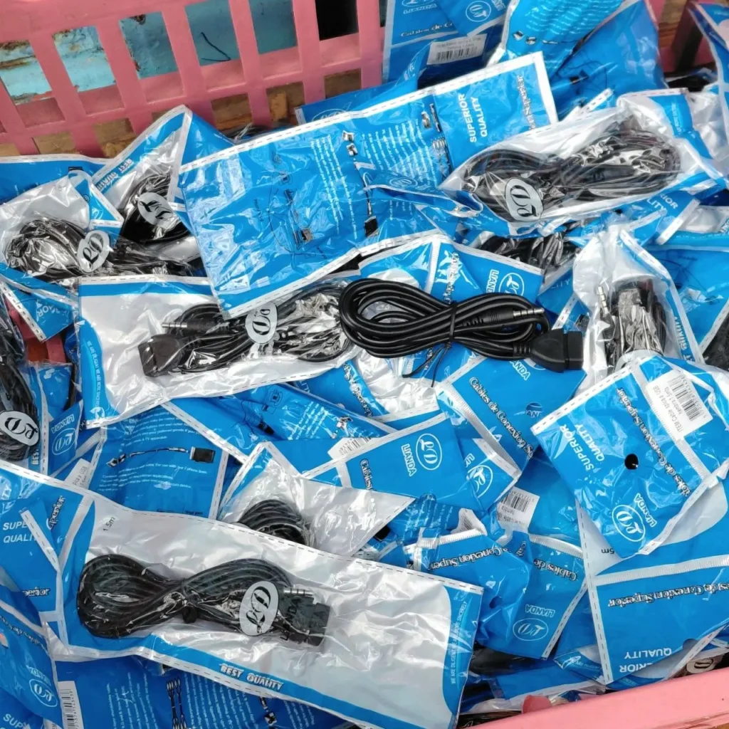 Pila de cables de conexión electrónicos Lianda empaquetados. by Remates Narvaja