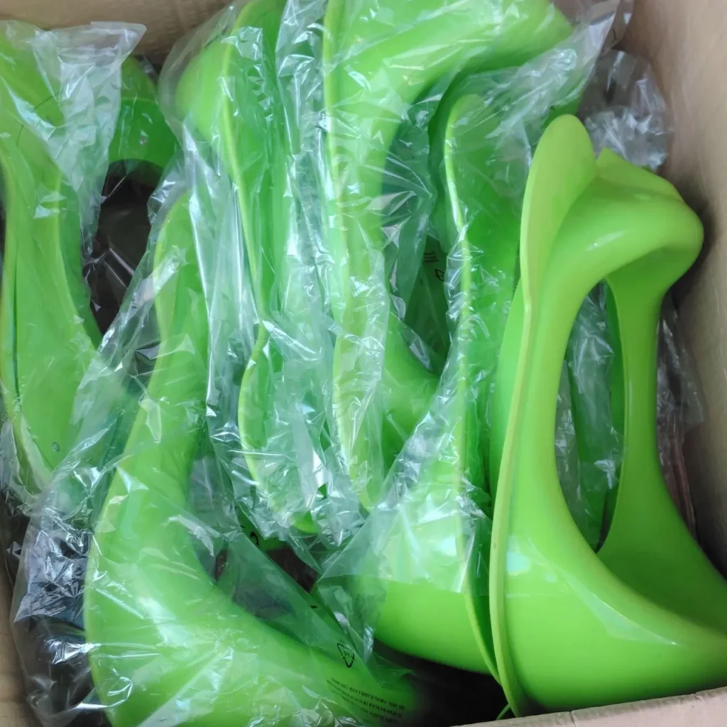 Múltiples soportes de plástico verde lima envueltos en una caja. by Remates Narvaja