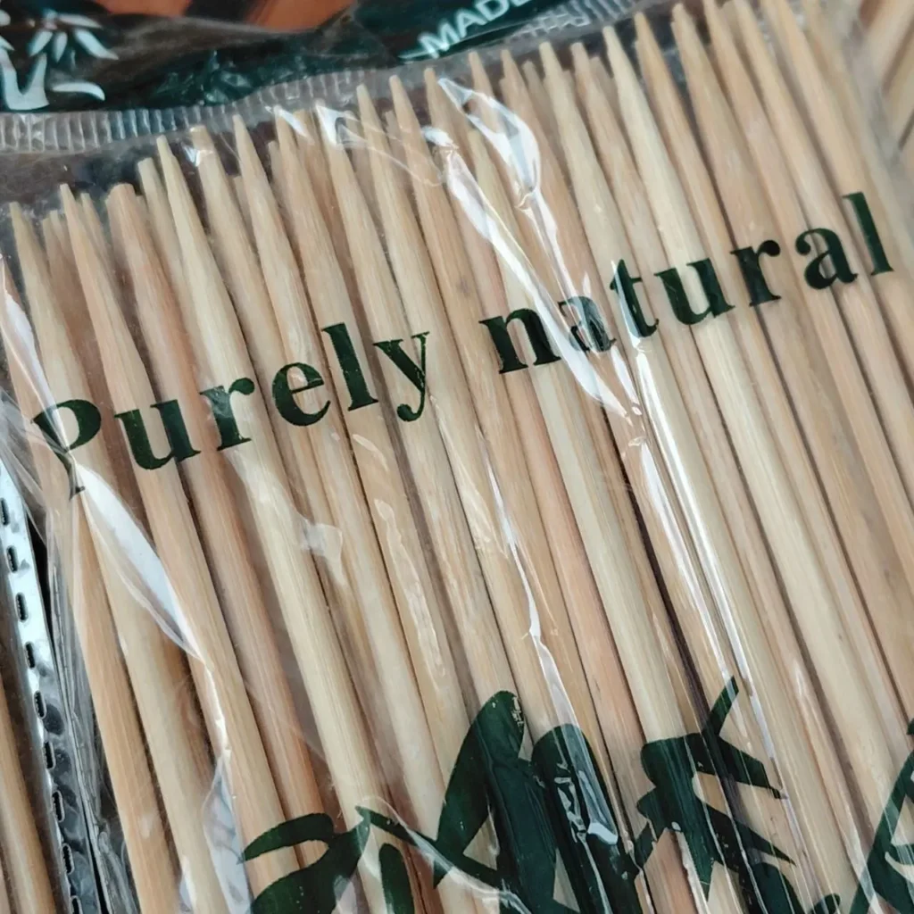 Paquete de palillos de bambú naturales con la etiqueta "Purely natural". by Remates Narvaja