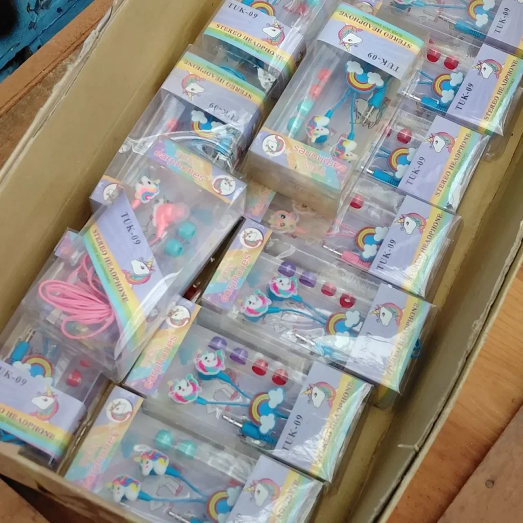 Caja llena de auriculares estéreo de unicornio y arcoíris empaquetados. by Remates Narvaja