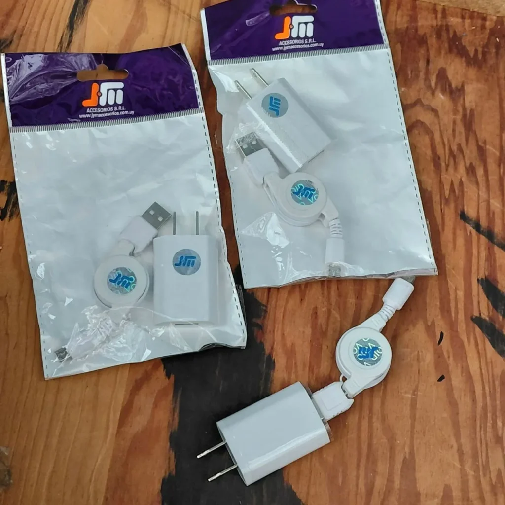 Cargadores de teléfono blancos JM Accesorios con cables USB retráctiles, dos empaquetados. by Remates Narvaja