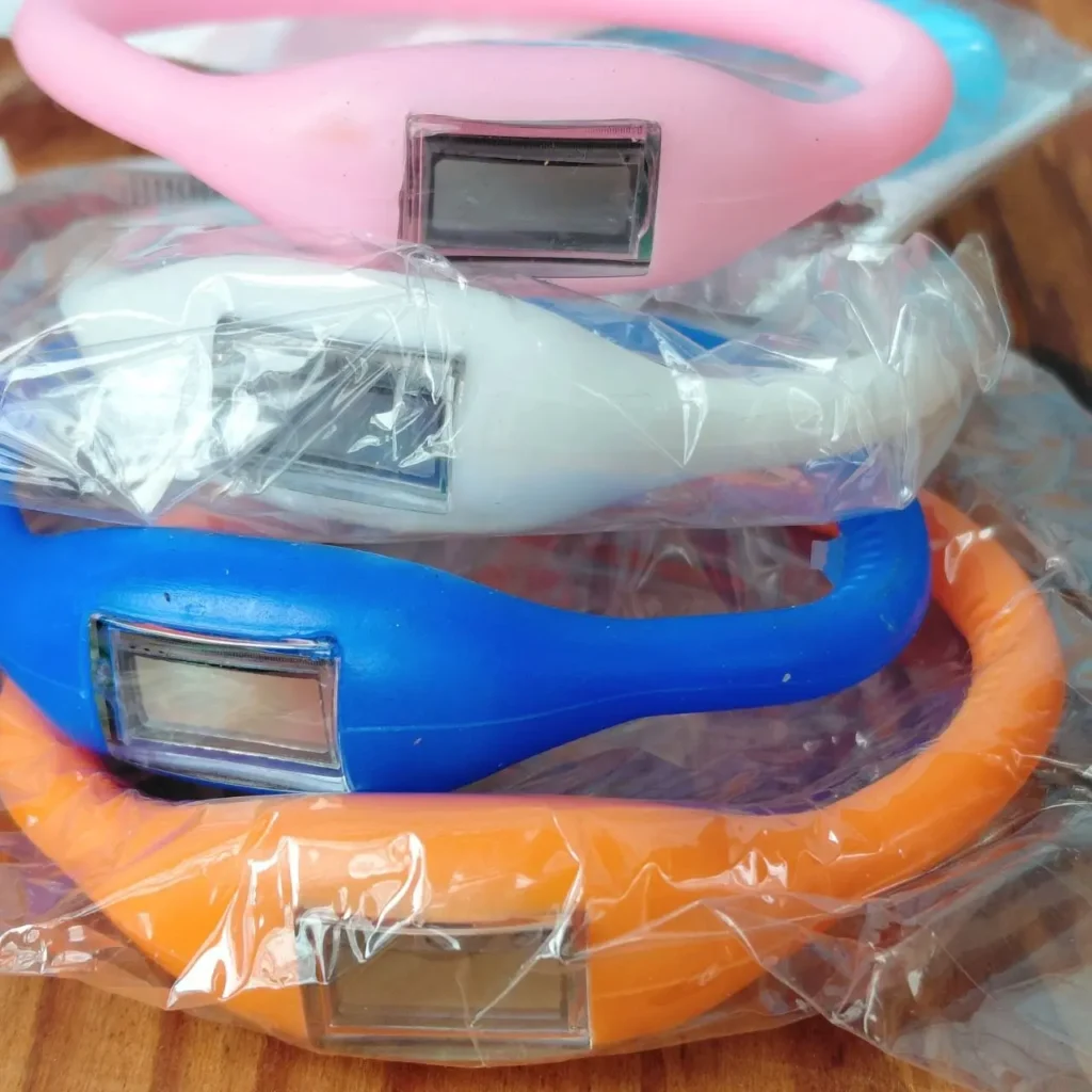 Pila de relojes digitales de silicona coloridos (rosa, blanco, azul, naranja) empaquetados individualmente. by Remates Narvaja