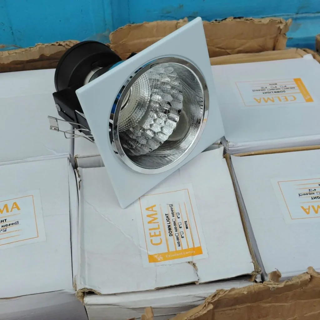 Downlight cuadrado blanco CELMA sobre cajas de producto. by Remates Narvaja