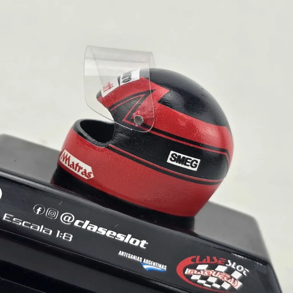 Casco miniatura de carreras rojo y negro escala 1:8 con logotipos SMEG y Matras. by Remates Narvaja