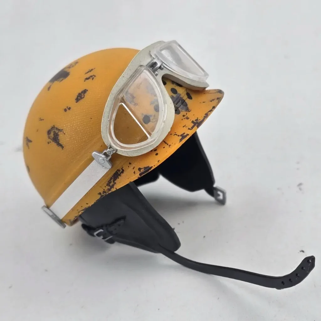 Casco aviador amarillo desgastado con gafas. by Remates Narvaja