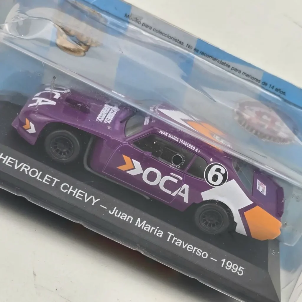 Modelo a escala Chevrolet Chevy de Juan María Traverso 1995, morado con el número 6 y logo OCA, en su empaque original by Remates Narvaja