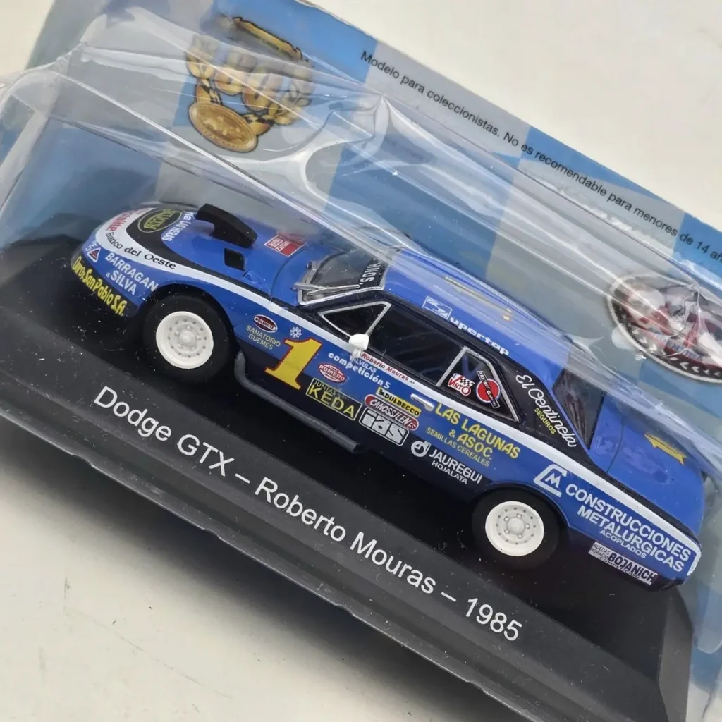 Modelo a escala Dodge GTX azul de Roberto Mouras 1985 en su empaque. by Remates Narvaja