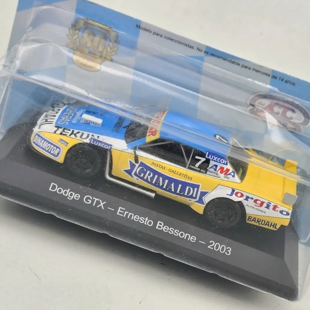 Modelo a escala Dodge GTX de Ernesto Bessone 2003, azul, blanco y amarillo, con patrocinadores Grimaldi y Jorgito. by Remates Narvaja