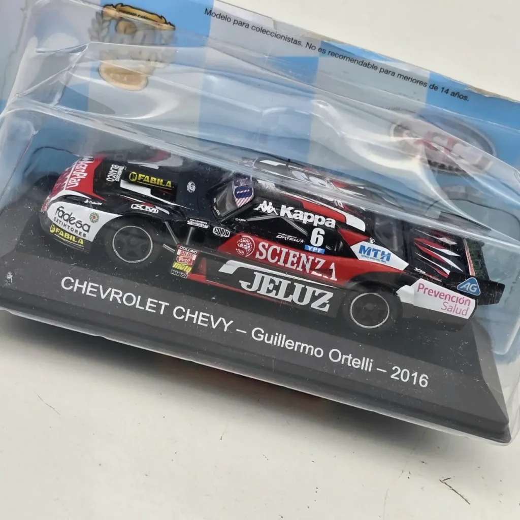 Modelo de auto de carrera Chevrolet Chevy de Guillermo Ortelli 2016, negro y rojo, en su empaque original. by Remates Narvaja