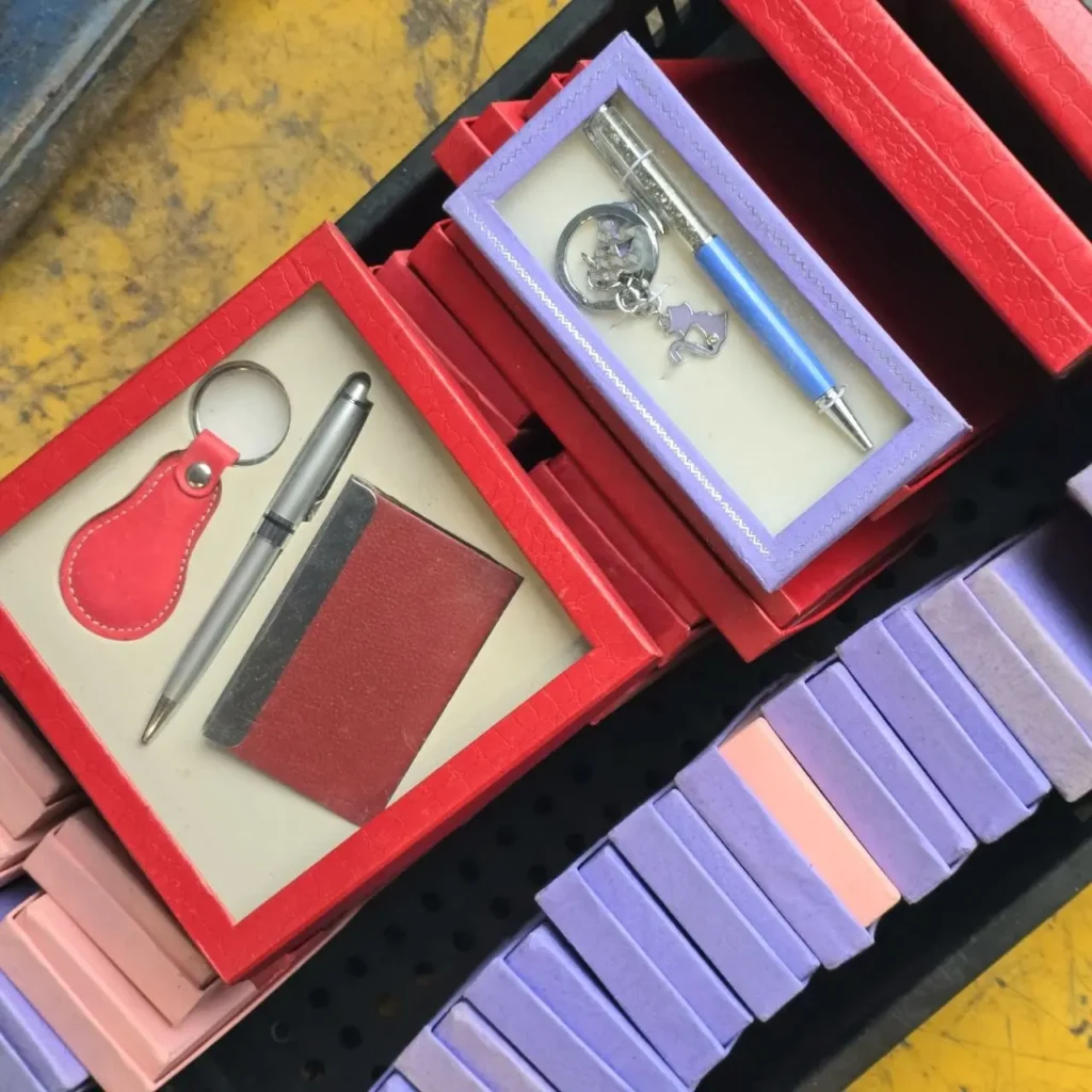 Sets de regalo con bolígrafos, llaveros y libretas en cajas. by Remates Narvaja