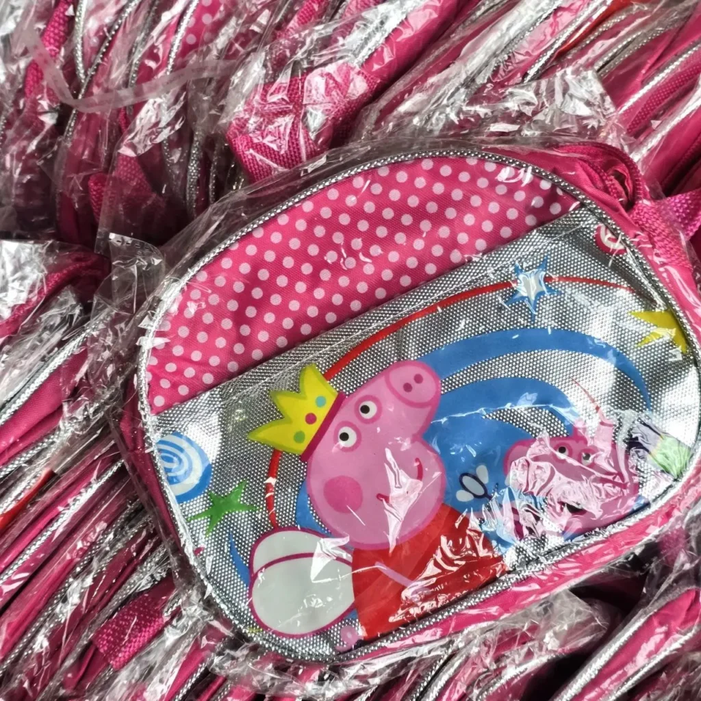 Bolsa infantil Peppa Pig rosa de lunares con arcoíris y corona. by Remates Narvaja